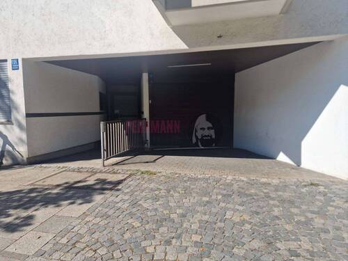 Hauseingang und Tiefgarageneinfahrt - 