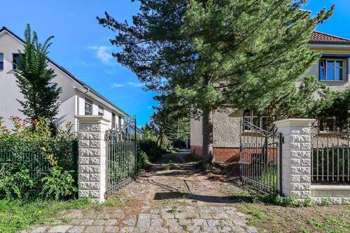 Zufahrt zum Grundstück - 