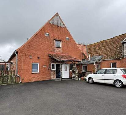 Hauseingang - 8 Zimmer Mehrfamilienhaus, Wohnhaus zum Kaufen in Hilgermissen