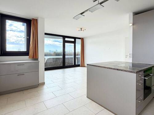Wohnzimmer - AIGNER - Weitblick über München: Ideal geschnitte 2-Zimmer-Wohnung mit Balkon - Erbbaurecht