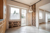 mit einem weiteren Zugang zum Balkon - 