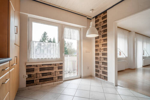 mit einem weiteren Zugang zum Balkon - 