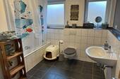 Bad mit Wanne und WC im EG - 