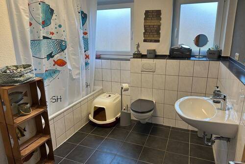 Bad mit Wanne und WC im EG - 