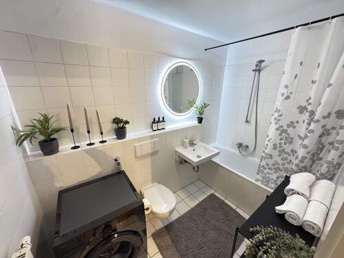 Modernes Bad mit neuer Waschmaschine - 