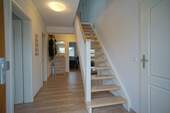 Diele mit Treppenaufgang in Obergeschoss - 