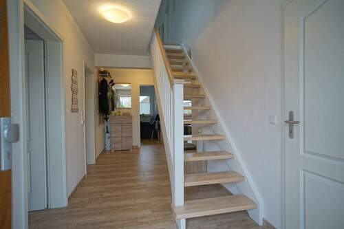 Diele mit Treppenaufgang in Obergeschoss - 