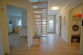 Diele mit Treppenaufgang in Obergeschoss - 