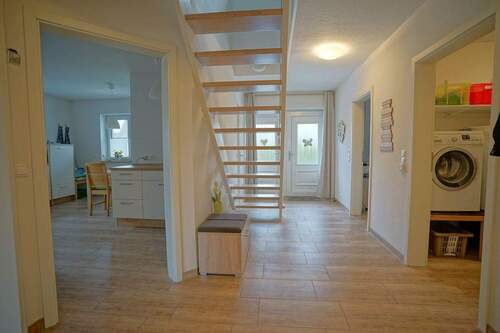 Diele mit Treppenaufgang in Obergeschoss - 