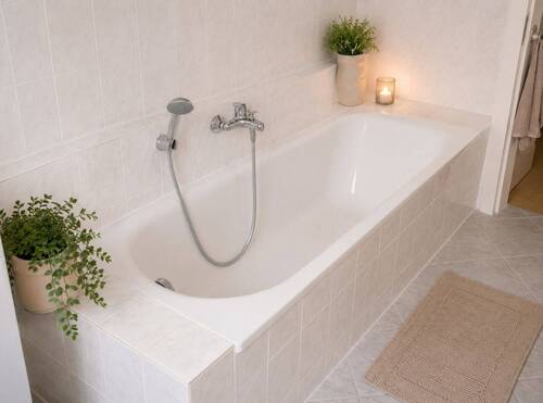 Bad mit Badewanne - 