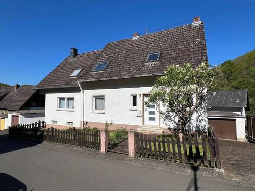 Hausansicht - PREISREDUZIERUNG! Top-Gelegenheit! Großes Einfamilienhaus mit 2 Garagen in Hahnenbach zu verkaufen.