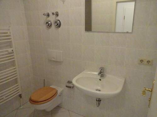 Bad mit Dusche - 