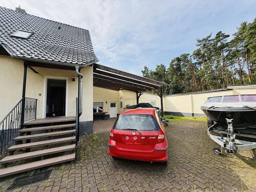Eingangsbereich und Carport - 