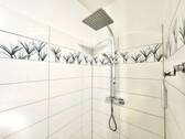 Duschbereich mit Regenbrause - 