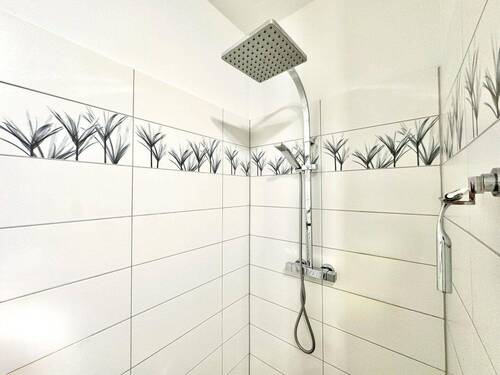 Duschbereich mit Regenbrause - 
