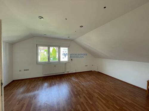Wohnraum - Schöne DGS-Wohnung mit 2 Garagen und zusätzlichen Räumen im Souterrain!