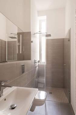 Tagesbelichtetes Bad mit Dusche - 