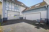 Innenhof und Garagen - 6 Zimmer Mehrfamilienhaus, Wohnhaus in Ispringen
