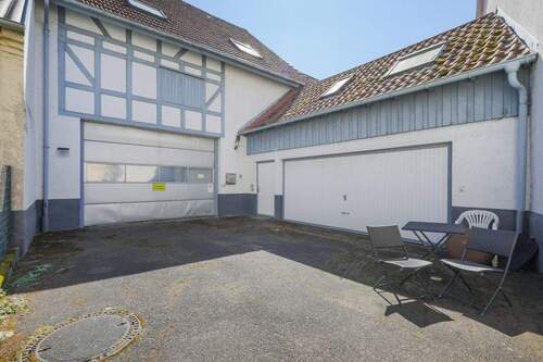 Innenhof und Garagen - 6 Zimmer Mehrfamilienhaus, Wohnhaus in Ispringen