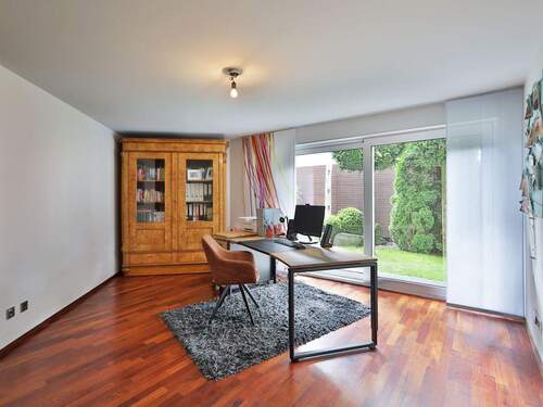 Schöner, großer Arbeitsbereich/Kinderzimmer mit Zugang zum Garten - 