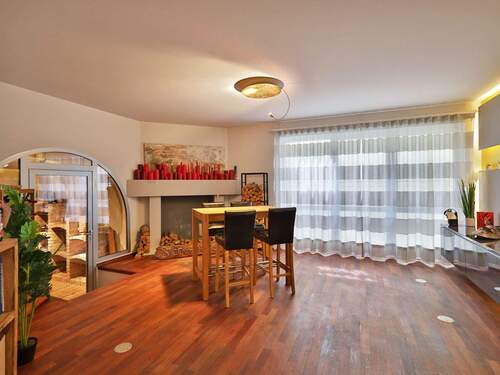 Großer, gemütlicher Weinkeller mit separatem Kühlraum - 