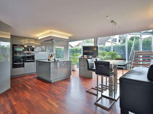 Exklusive, offene Wohnküche mit angrenzendem Wintergarten - 