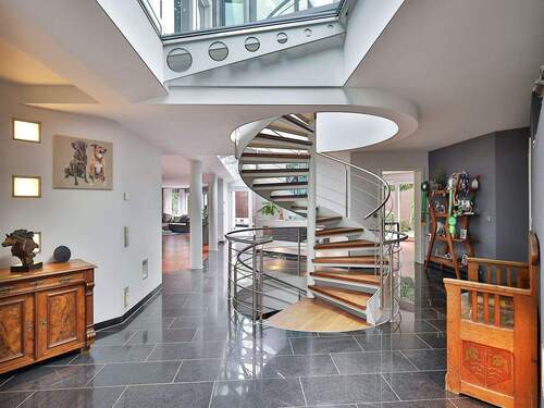 Imposanter Eingangsbereich mit Zugang zur Dachterrasse und zum Wellnessbereich im Untergeschoss - 