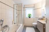 KI EG Badezimmer mit dusche und Badewanne - 