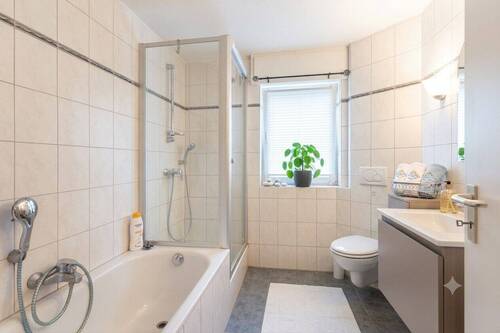 KI EG Badezimmer mit dusche und Badewanne - 