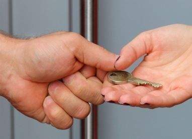 Schlüsselübergabe.JPG - Etagenwohnung zur Miete in Regensburg