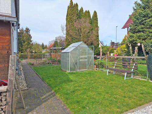 Garten seitlich - 4 Zimmer Einfamilienhaus in Brandis