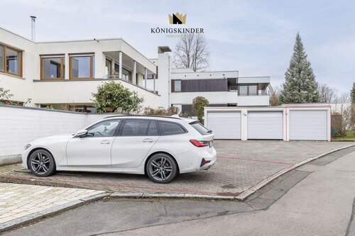 Stellplatz (vorne) und Garage (rechts) - 