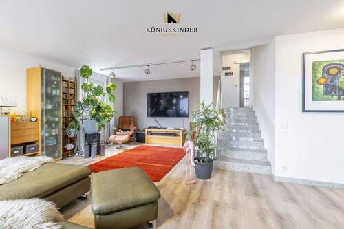 Blick zur Treppe zum oberen Bereich - 