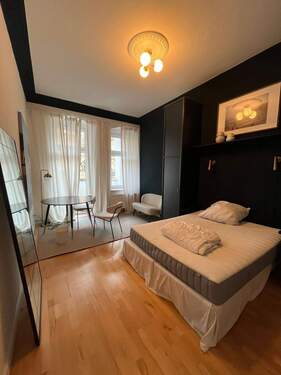 Schlafzimmer 1 mit Balkon.jpeg - Studenten WG! noch 2 Zimmer frei Schönhauser Allee