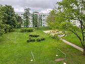 Grüner Innenhof mit Spielplatz vor dem Objekt - Frisch sanierte Wohnung mit Balkon und Spielplatz - Ideal für kleine Familien