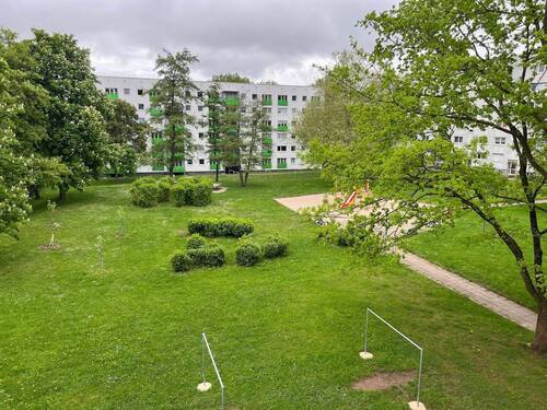 Grüner Innenhof mit Spielplatz vor dem Objekt - Frisch sanierte Wohnung mit Balkon und Spielplatz - Ideal für kleine Familien
