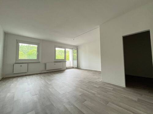 Wohnzimmer - 3 Zimmer Etagenwohnung zur Miete in Chemnitz