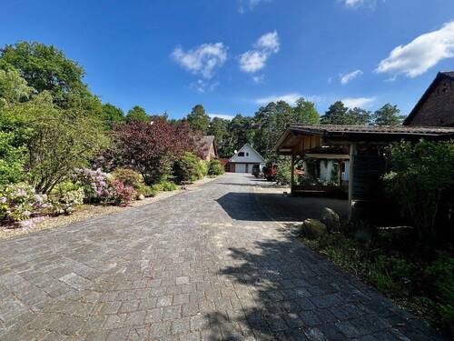 Einfahrt mit Carport - 
