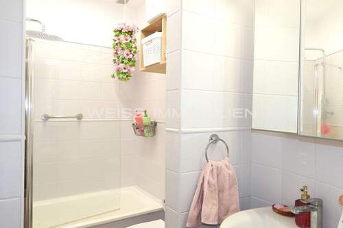 Das zweite Badezimmer mit zwei separaten Teilräumen - 