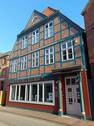 Straßenansicht - Denkmalgeschützte Rarität: Repräsentatives Wohn- und Geschäftshaus im Stadtkern von Wilster