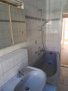 Tageslichtbad mit Wanne - Etagenwohnung mit 63,30 m&sup2; in Kitzscher zur Miete