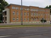 Gebäudeansicht - gepflegte 3-Raum Altbauwohnung mit Einbauküche, Badmöblierung, Abstellraum und Balkon