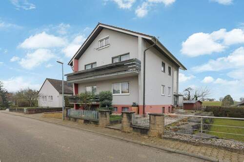 Straßenansicht - Attraktive Wohnimmobilie mit zwei Einheiten, Ausbaupotenzial und moderner Energietechnik!