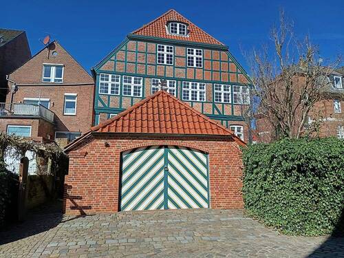 Rückansicht m. Blick auf Grg. - 5 Zimmer Mehrfamilienhaus, Wohnhaus zum Kaufen in Wilster