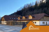 Hausansicht. - Investieren, umdenken, gestalten: Hotelobjekt mit Potenzial wartet auf neue Ideen