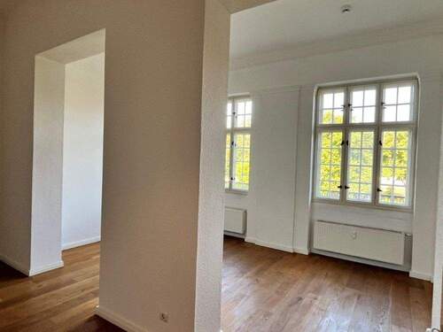 Zimmer_2_Fenster_Mittelwand - 