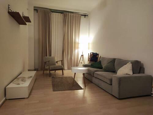 Wohnzimmer.jpg - Möblierte 2-Zi Wohnung im Simon-Dach-Kiez
