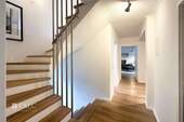 Treppenhaus mit Blick Richtung Wohnzimmer - 
