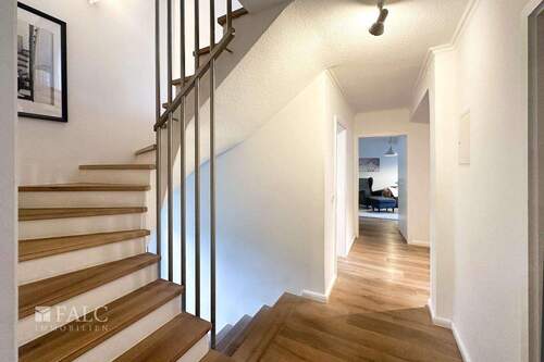 Treppenhaus mit Blick Richtung Wohnzimmer - 