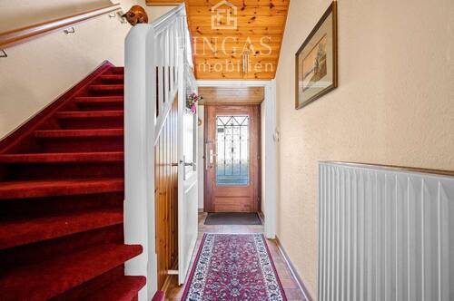 Flur und Treppe ins OG - 